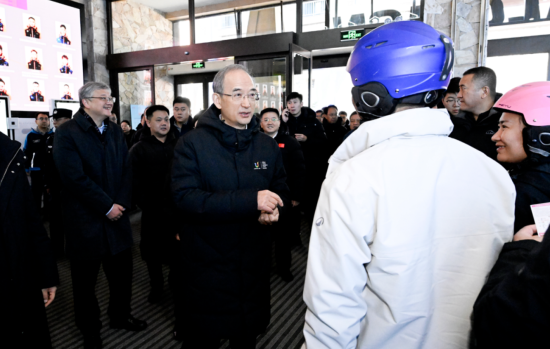 11��22��������ʡ2025-2026��ѩ���_���ߵ�31�ü����Fڡ��ѩ��(ji��)�_Ļʽ�ڼ����������ɻ����ȼم^(q��)�e����ʡί��ӛ�S��(qi��ng)��ѩ�ߴ�d�c��ʡ�ο��H�н�����