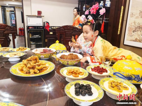 2��5��������ʡ�������������M����Сʳ��Ʒ�L���M��˴��롱����������ӛ�� ʯ���� �z