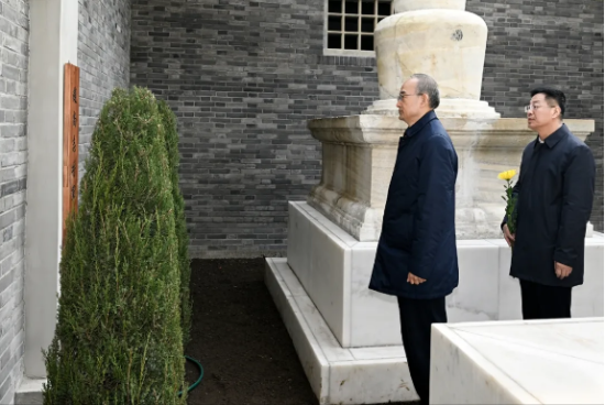 4��5����ʡί��ӛ�S��(qi��ng)���w��־��܊�o(j��)���^����Ӣ����׷˼����Ӣ�۲��๦�ף���?y��n)�����?d��)���������ź͇��Ҹ���(qi��ng)��Ӣ�«I(xi��n)���ĸ��������¾���